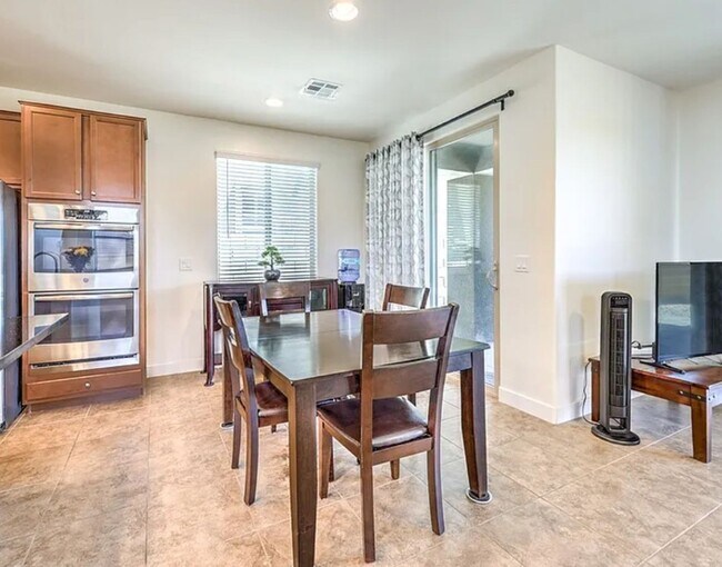 Foto del edificio - Summerlin Stunner- Spacious Backyard, Stri...