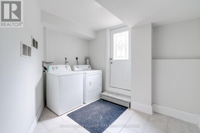 Photo du bâtiment - 5674 Whitehorn Ave