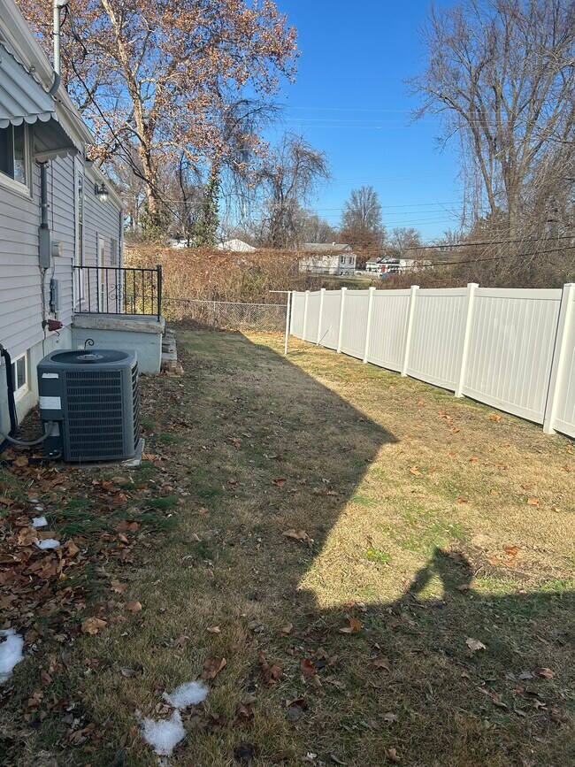 Building Photo - 1900 W Clark St
