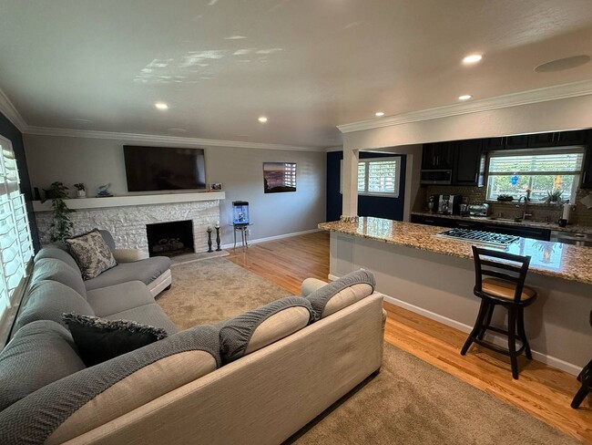 Foto del edificio - Remodeled San Carlos Retreat with Outdoor ...