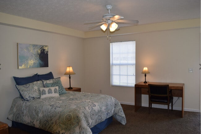 Building Photo - University Pointe Apartments - Utilities Incl