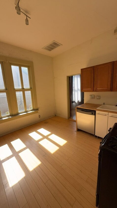 Building Photo - Casa De Barelas