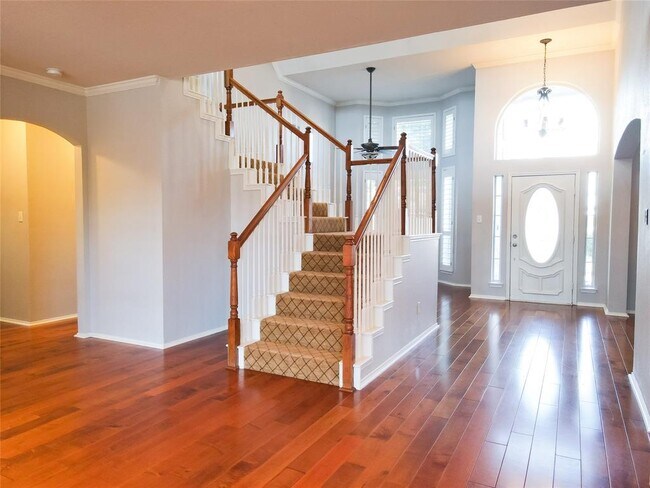 Building Photo - 1706 Lake Bluff Dr