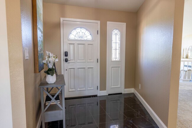 Building Photo - Beautiful 5 bedroom/3bath home with a pool