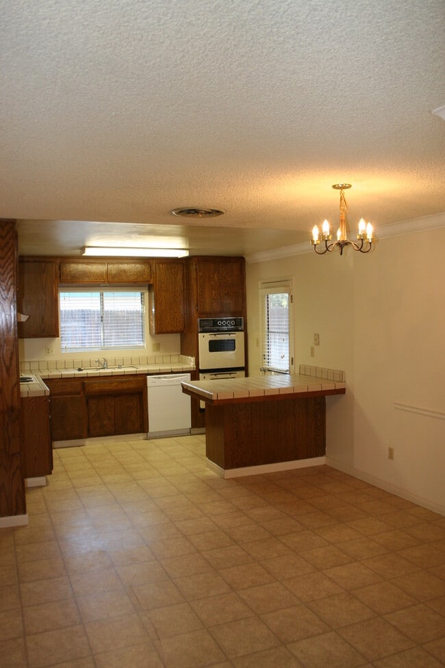 Building Photo - Cute 3 Bed + 2 Bath Home For Rent in Laurelglen Area