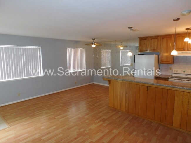 Foto del edificio - Spacious 2bd/1ba Foothill Farms Area Condo