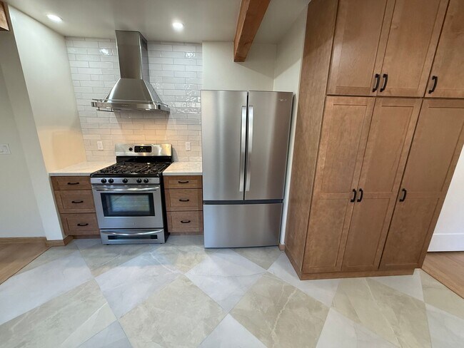 Foto del edificio - Completely Remodeled-Turnkey 3 Bedroom , 2 Bath Home with Garage