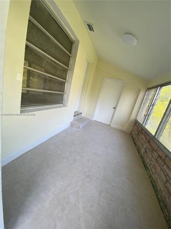 Foto del edificio - 170 NW 49th St