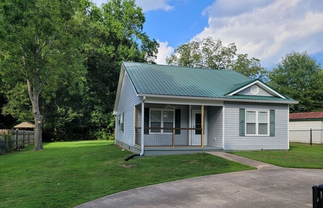 Building Photo - 2BD 2BA Home plus Extra Room, Circular Dri...