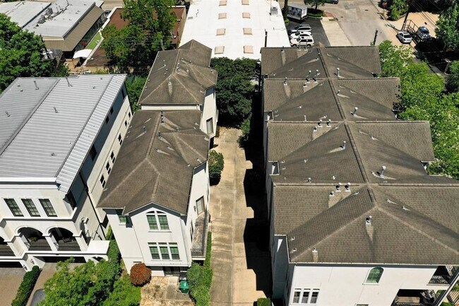 Building Photo - 2406 Wroxton Rd
