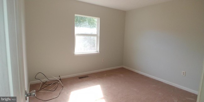 Building Photo - 729 University Dr