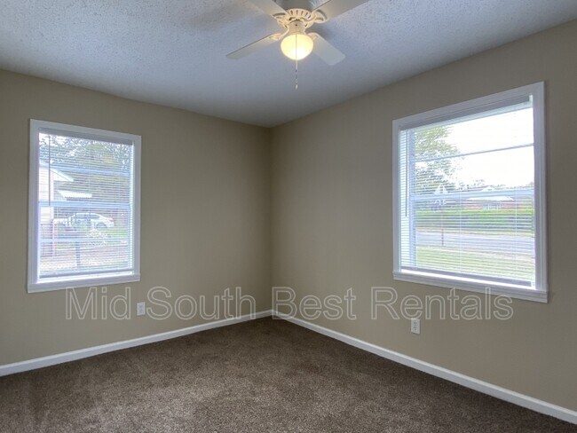Building Photo - 464 W Brooks Rd