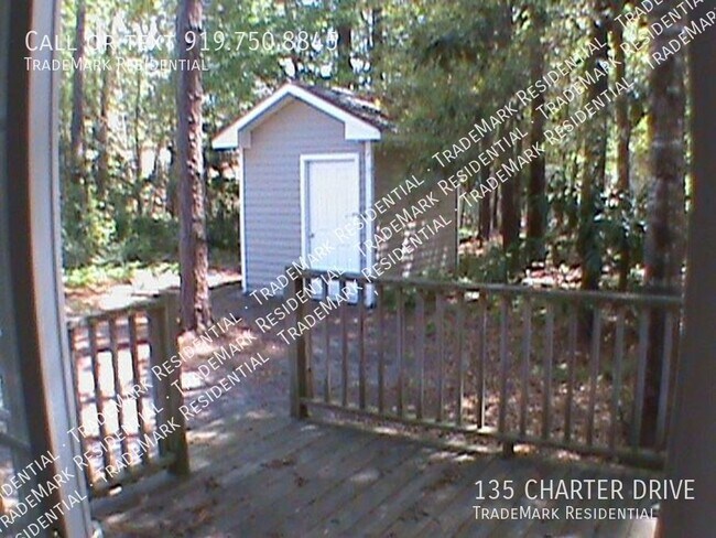 Foto del edificio - 135 Charter Dr