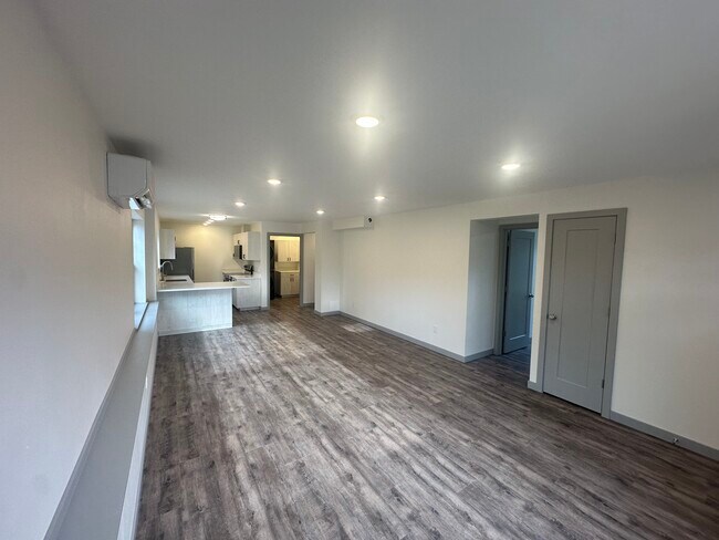 Plano de planta abierto y luminoso - 4249 King Mountain Rd