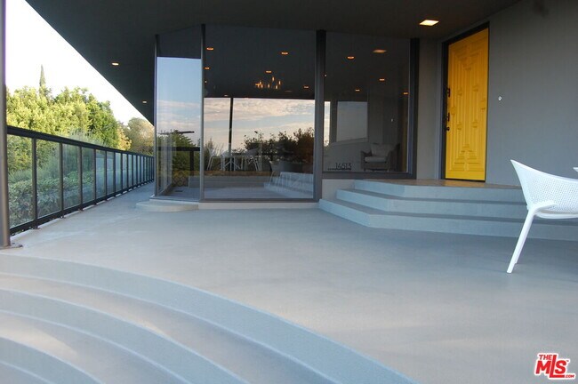 Foto del edificio - 14513 Mulholland Dr