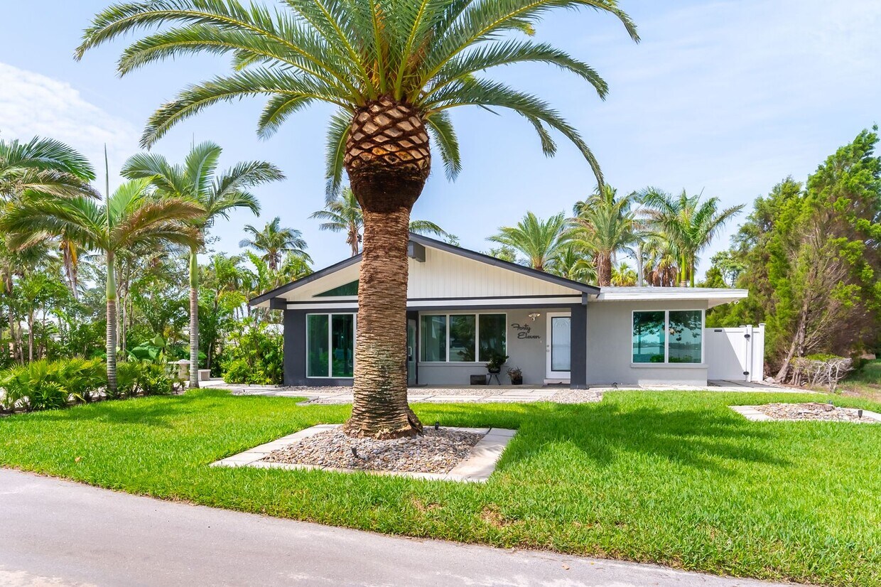 Primary Photo - Unique 3 Bed, 3 Bath Waterfront Property w...