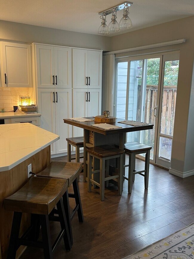 Building Photo - Updated Townhouse in Sherwood- Amazing Loc...