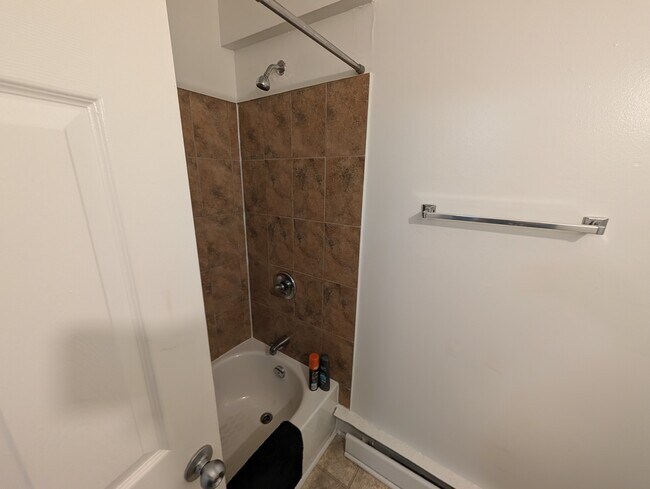 Photo du bâtiment - Comfortable 1-Bedroom Apartment – Heat & H...