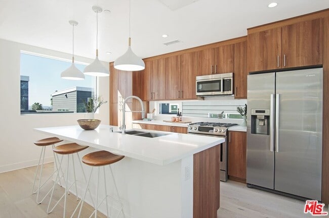 Foto del edificio - 853 Hyperion Ave