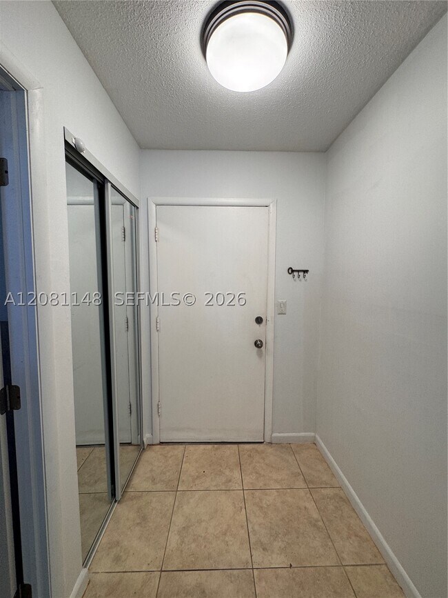 Foto del edificio - 1670 NE 191st St