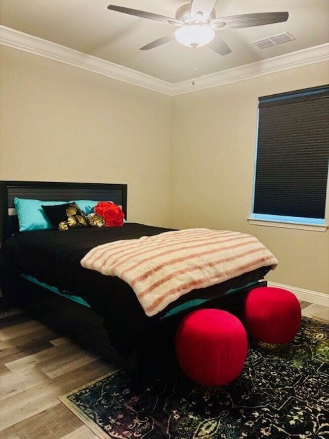 Building Photo - *MOVE IN SPECIAL ~ $500 OFF FIRST MONTHS R...