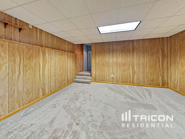 Building Photo - 345 Woods Ln