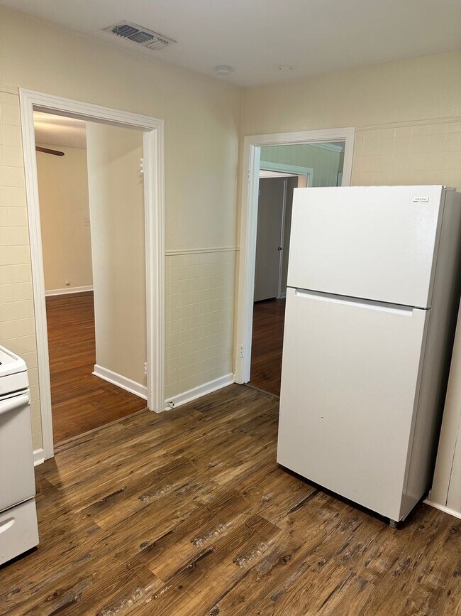Building Photo - Cute and Available!