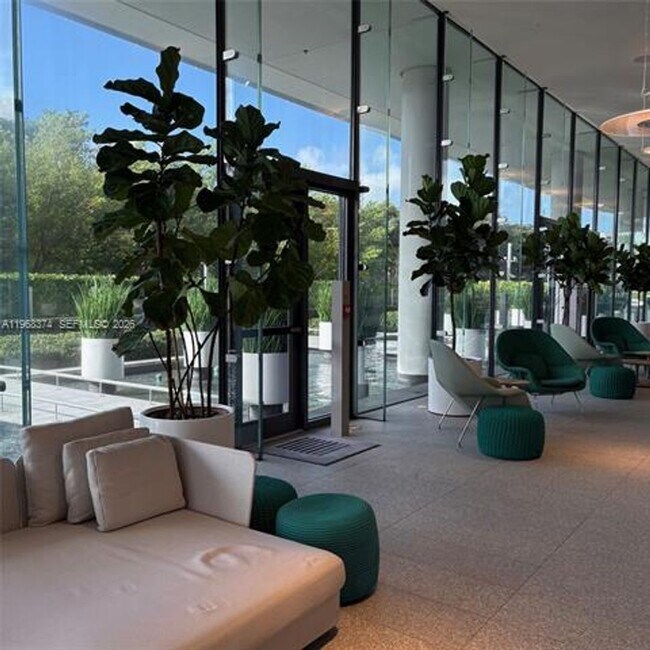 Foto del edificio - 8701 Collins Ave