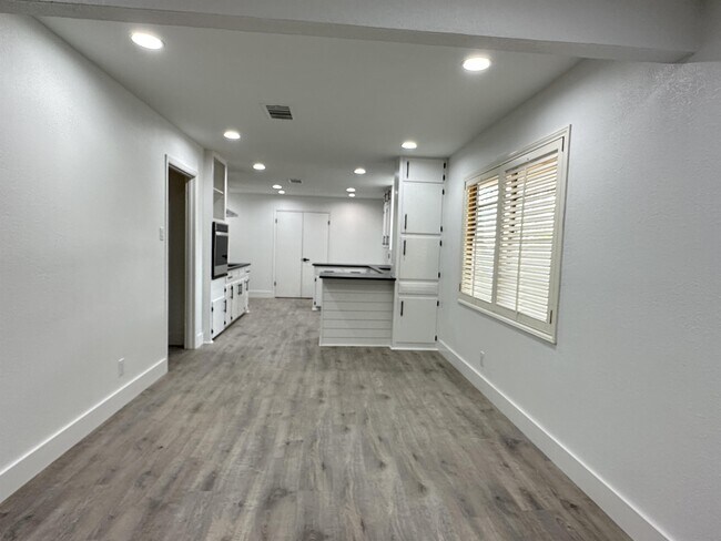 Building Photo - 2814 W Dengar Ave