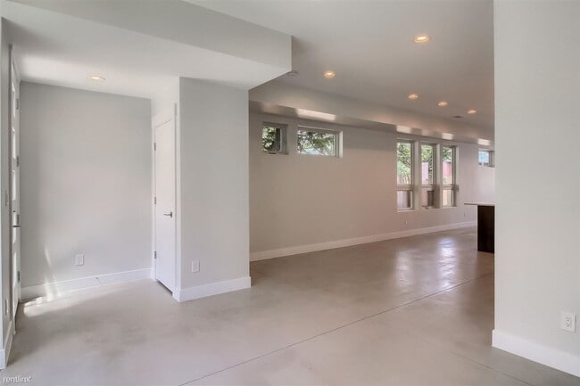 Building Photo - 3 br, 3.5 bath Townhome - 2170 North Willi...