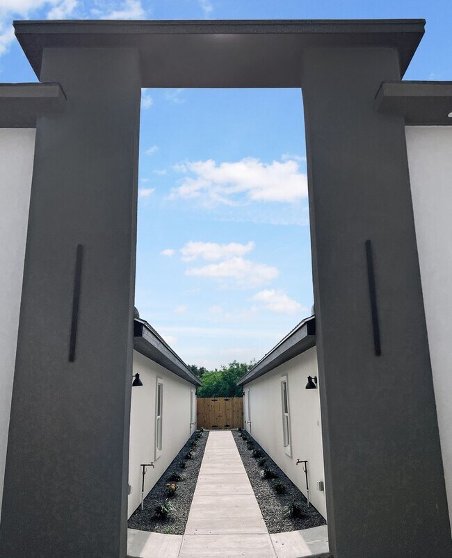 Foto del edificio - Brand New! SUPER LOW Move-In Price, Don't ...
