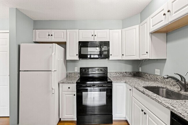 Foto del edificio - Updated 1BR Condo with Balcony, Garage Parking & Storage Near Commuter Rail