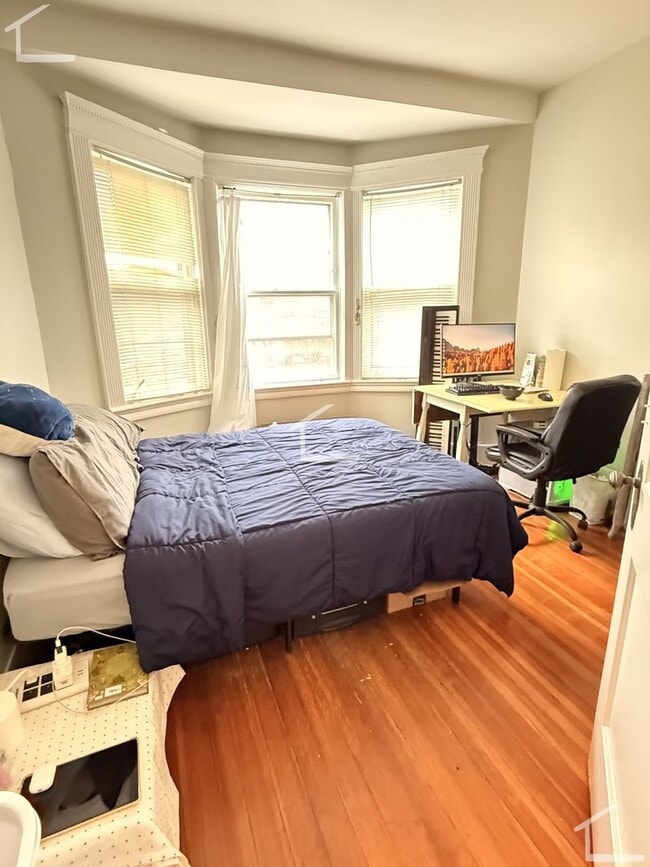 Photo - Brighton 3-bed/1-bath; Great Location on the B Line! Apartment