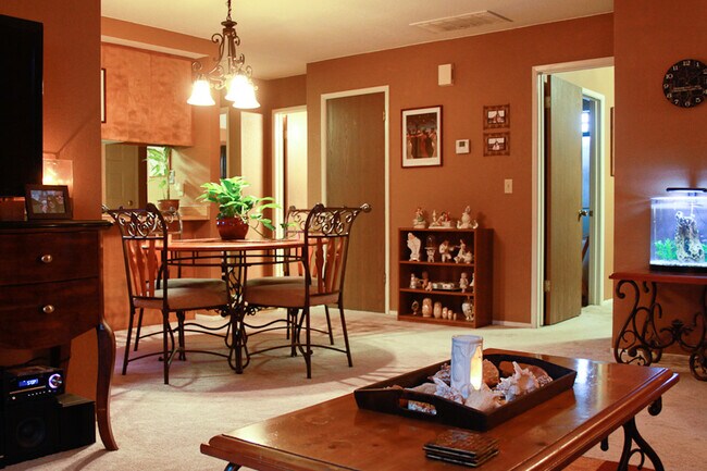 Área de comedor preparada - 1320 Lakewood Ave
