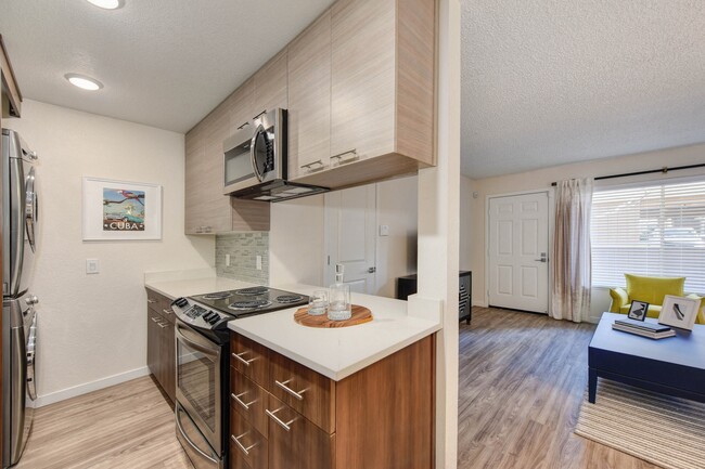 Cocina renovada con vista de la sala de estar - Canyon Terrace Apartments