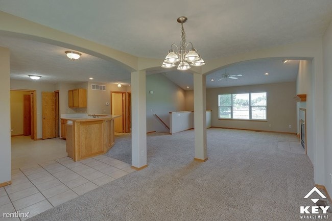 Building Photo - 3 br, 2 bath Townhome - 571 N Bristol Ct