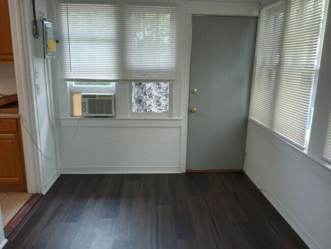 Foto del edificio - Charming 2-Bedroom Apartment Near Downtown...