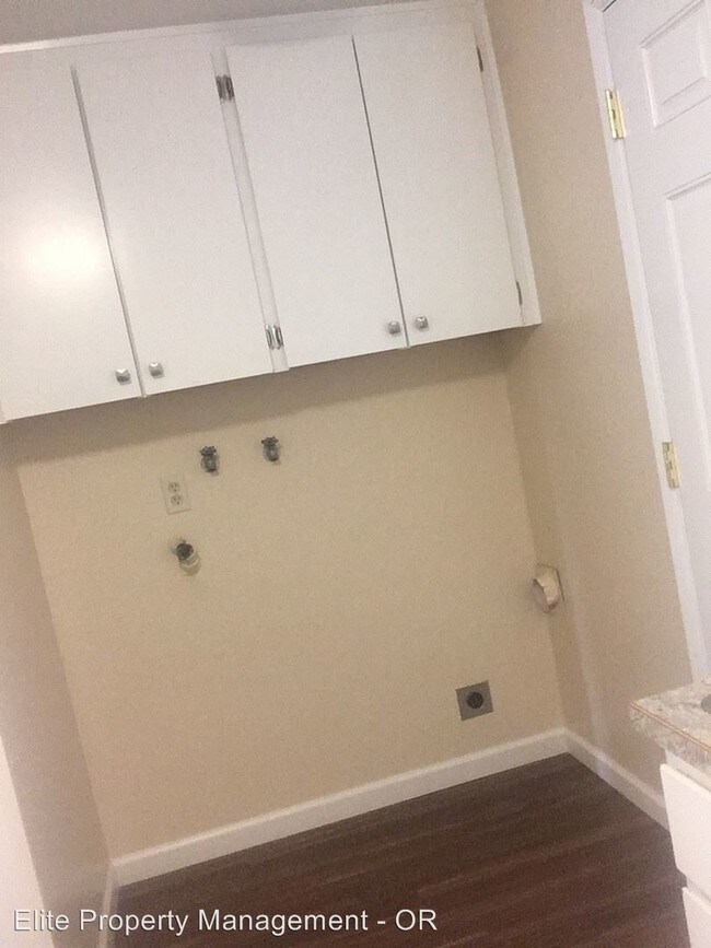 Foto del edificio - 588 NW Oak Ave