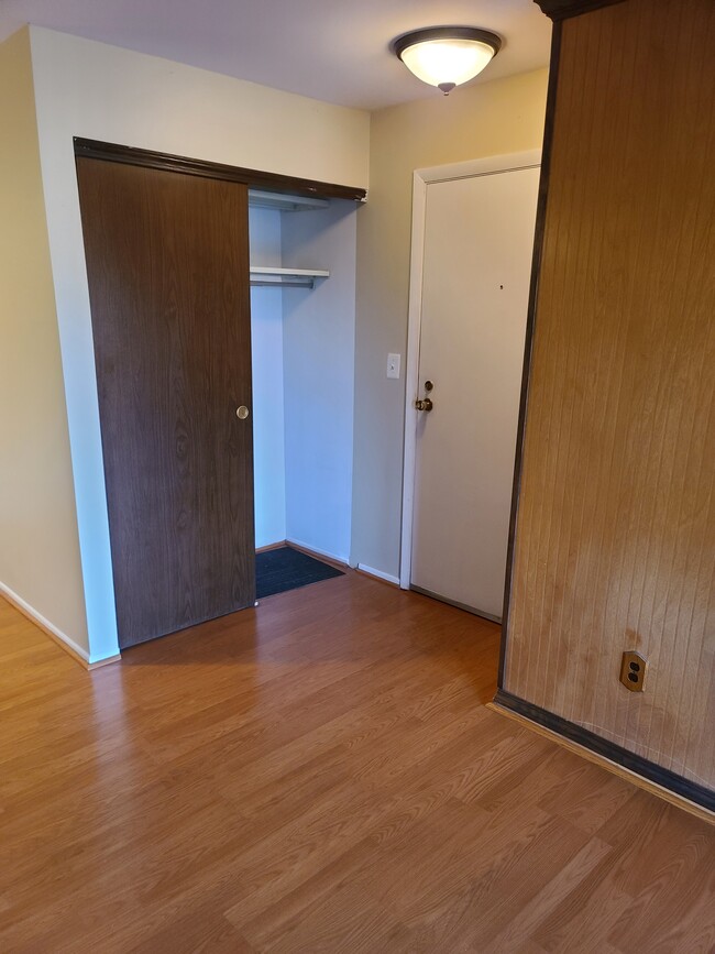 Entry - 572 Somerset Ln