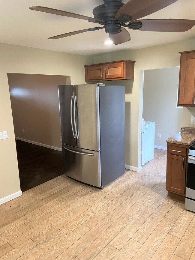 Building Photo - Beautiful Recently Updated 2 Bedroom/2 Bat...