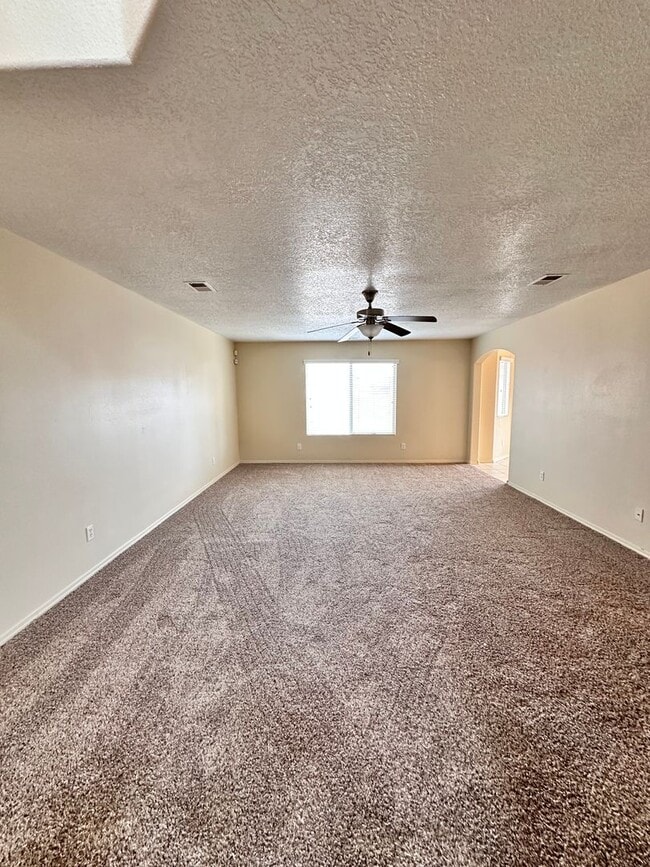 Building Photo - 3 bed 2.5 Bath in Huning Ranch. Move in Sp...