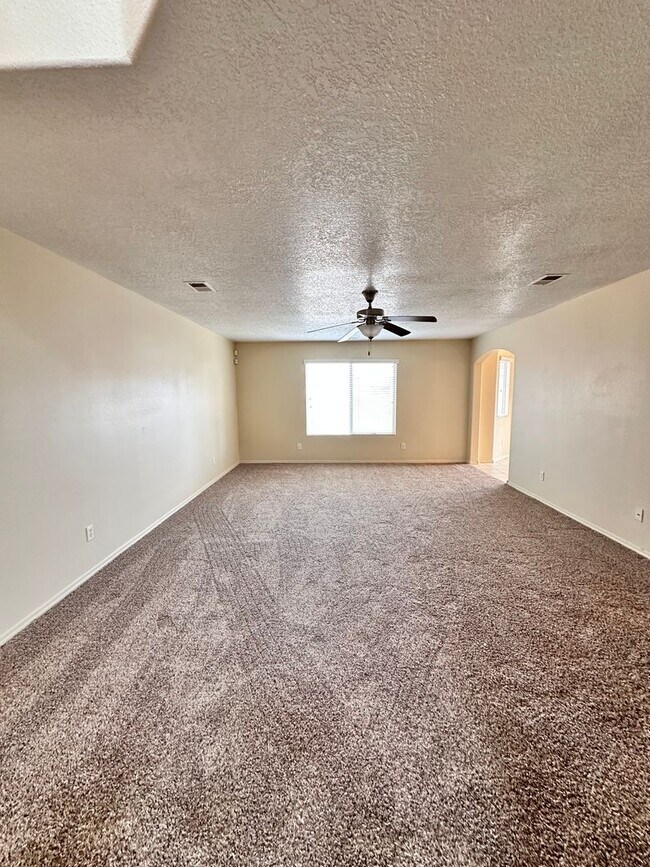 Foto del edificio - 3 bed 2.5 Bath in Huning Ranch. Move in Sp...