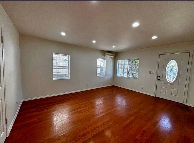 Foto del edificio - 22122 Saticoy St