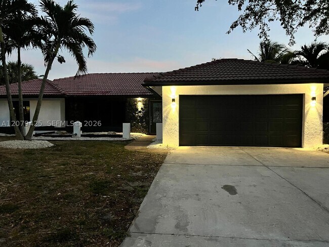 Building Photo - 3352 Lakeview Dr
