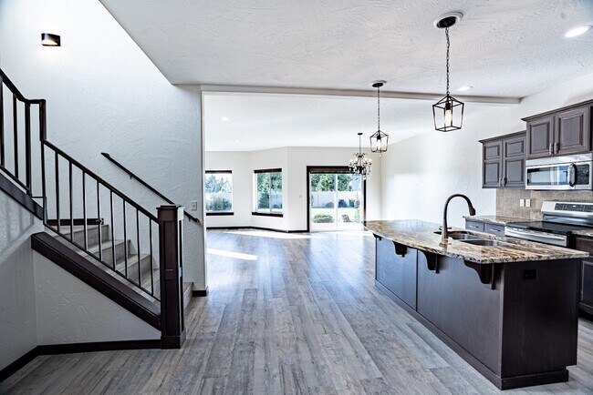 Building Photo - 6649 N Madellaine Dr