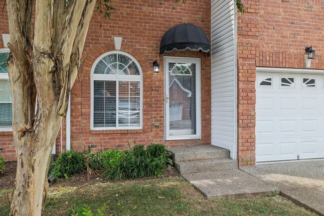 Building Photo - 2120 Lebanon Pike