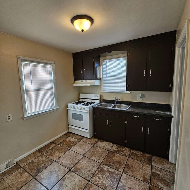 Foto del edificio - 2 Bedroom, 1 Bath Ranch with Good Sized Living Room, Laundry Room, Hard Wood Flooring, Deck.