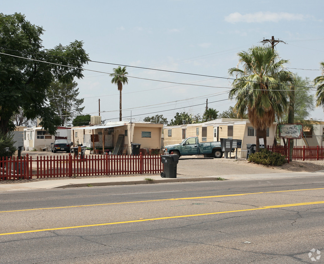 Primary Photo - Royal Palms