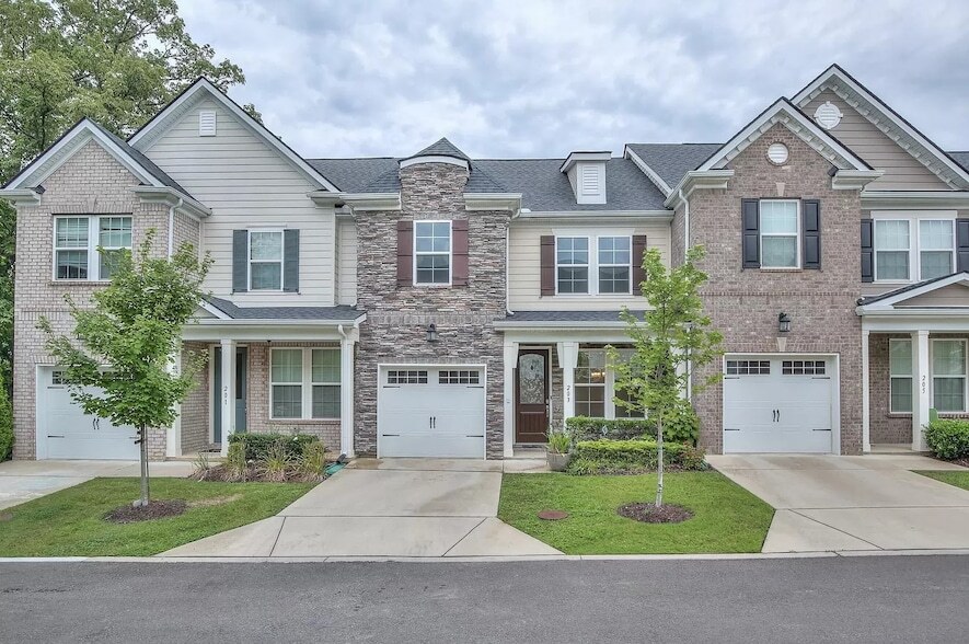 Photo - 203 Esker Dr