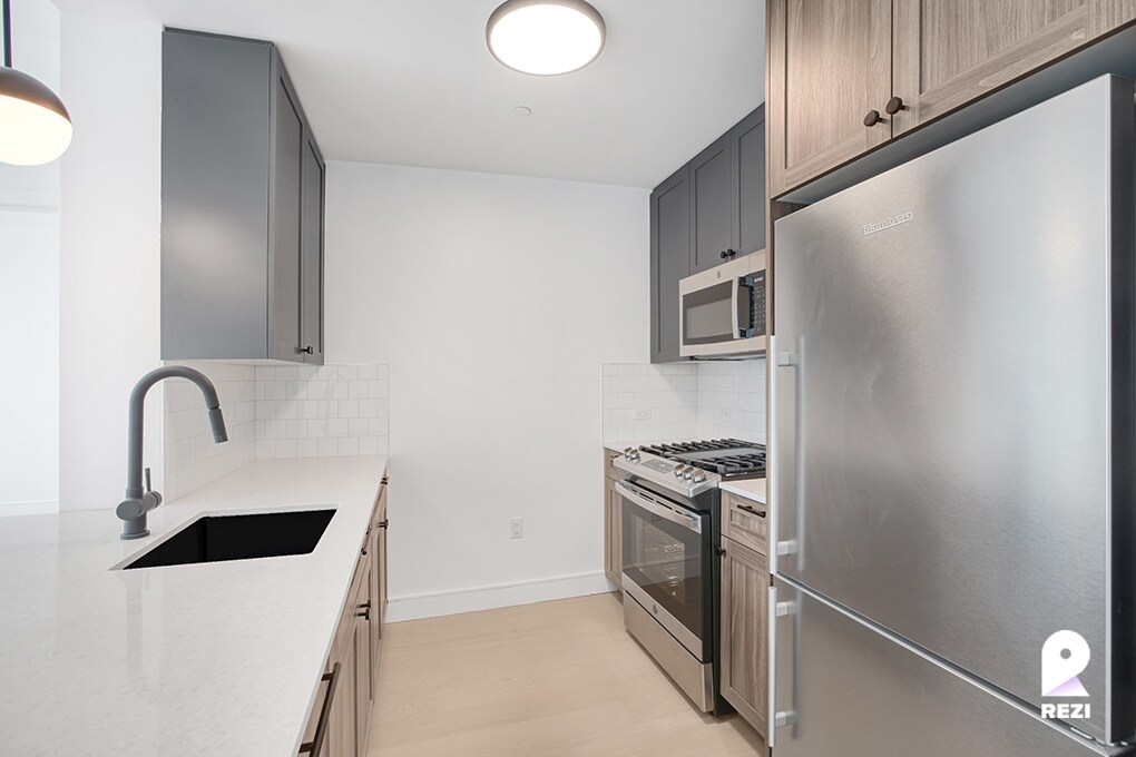 Primary Photo - 36-20 Steinway St